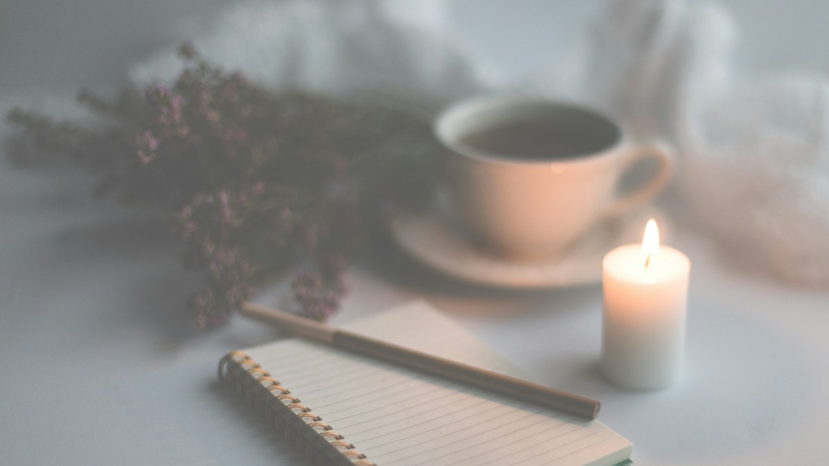 Écriture dans un carnet pour externaliser les pensées et réduire la rumination mentale