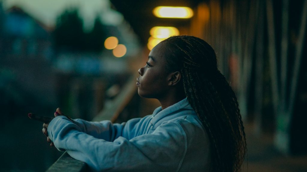 Femme pensive illustrant la rumination mentale, le stress et les pensées en boucle