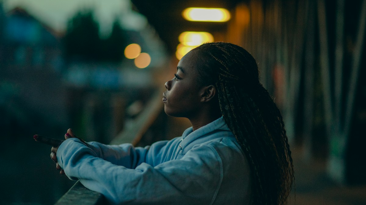 Femme pensive illustrant la rumination mentale, le stress et les pensées en boucle